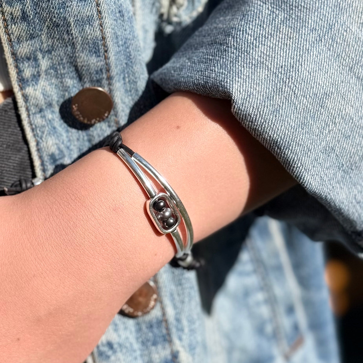 Elara Adjustable Bracelet – Black & Silver Pearls on Double Leather