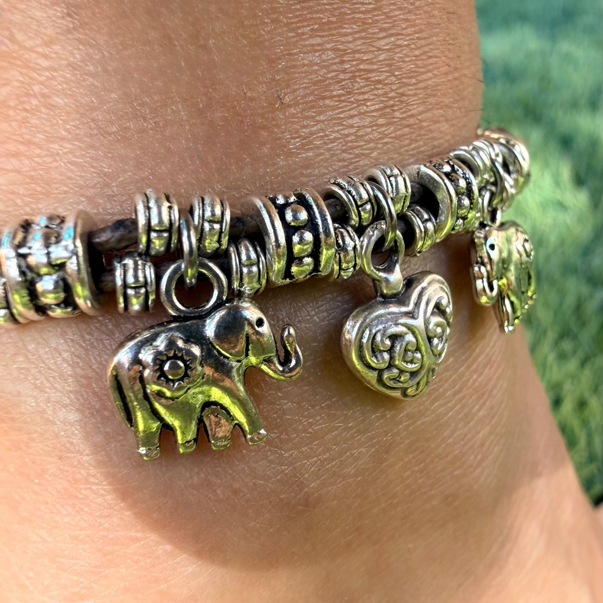 未使用　flying elephant ランチア　デルタ　シルバーチャーム The Nomad Heart Leather Anklet | Lizzy James