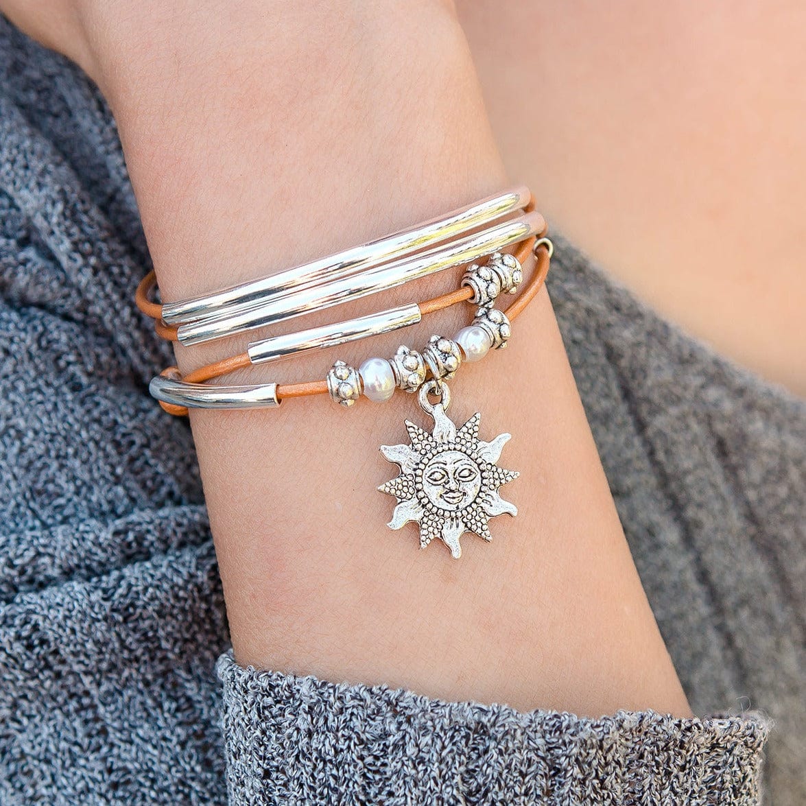 Mini Charmer Pearl bracelet happy sun pendant